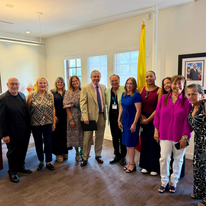 Dr. Carlos Ramírez-Mejía en Consulado