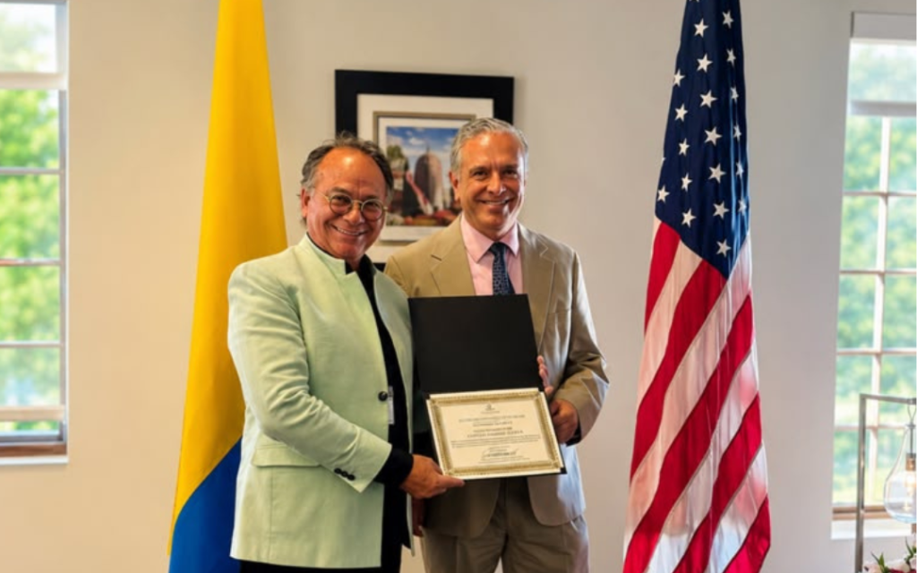 Dr. Carlos Ramírez-Mejía recibe reconocimiento del Consulado de Colombia en Miami